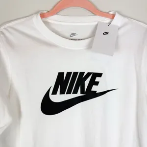 NWT Nike Women’s White Long Sleeve Spellout Tee T-Shirt Size‎ Medium thumbnail 3