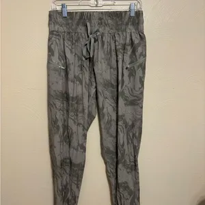 Cali Sport Gray Marble Print Joggers Size M Zip Pocket Athleisure Pants thumbnail 2
