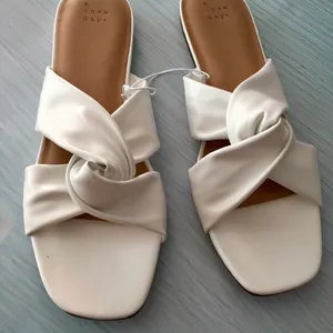 White Flats, Size 8 1/2 thumbnail 3