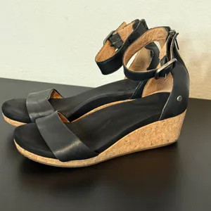 UGG Black Leather Wedge Sandals Womens 8.5 Zoe II Cork Ankle Strap 1102674 thumbnail 5