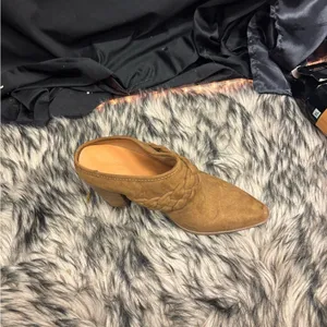 Universal Threads Brown Suede Heeled Boots‎ thumbnail 6