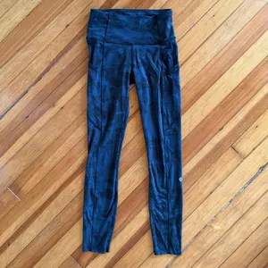 Lululemon Fast and Free Tight II 25" in Incognito Camo Multi Grey Size 4 thumbnail 3