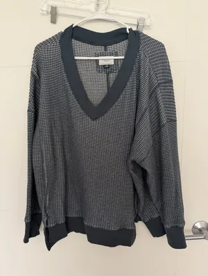 American Eagle V-Neck Sweater thumbnail 1