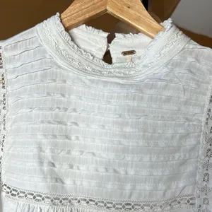 Free People Le Femme Tee White Lace Pleated Cotton Boho Blouse Size XS thumbnail 7