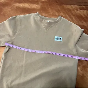 North Face Crewneck Sweatshirt size medium logo patch tan thumbnail 7