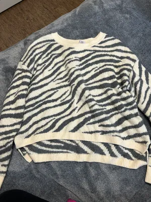 Sweater thumbnail 1