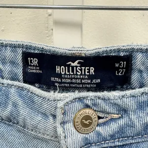 Hollister Ultra High-Rise Mom Jeans Light‎ Wash Distressed Blue Denim W31 L27 thumbnail 6