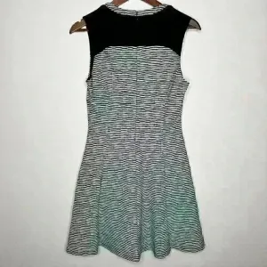 Guess Black/White Stripe Doris sleeveless‎ Textured v-neck dress Sz 8 thumbnail 7