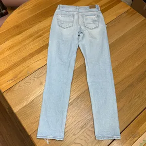 American Eagle Mom Jean Strigid Light‎ Wash Distressed Ripped Denim Size 0 Long thumbnail 5