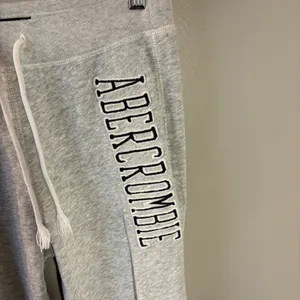 Abercrombie & Fitch Heritage Logo Full-Zip Hoodie and Matching Sweatpants Set Two Piece thumbnail 3