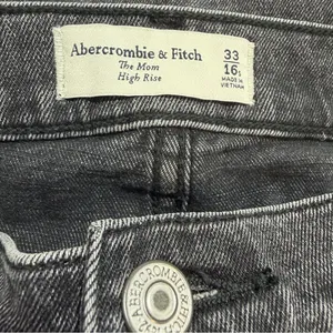 Abercrombie & Fitch The Mom High Rise Jeans 16S 33 Black Cropped Stretch thumbnail 6