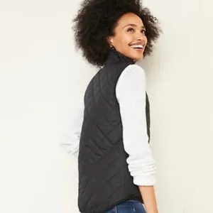 Old Navy Women’s Black Quilted Vest with Gold Zipper Detailing Size Medium thumbnail 5