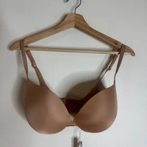 SKIMS Ultimate Collection Push Up Plunge Bra size 32DDD thumbnail 2