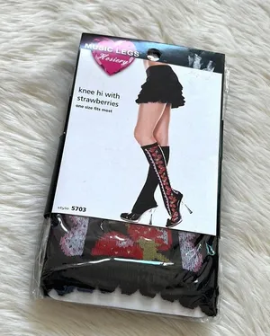 Strawberry knee high socks Black thumbnail 1