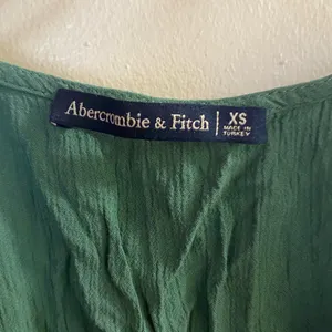 Abercrombie & Fitch Womens Dark Green Boho Crop Top XS 32” Button Front V Neck thumbnail 2