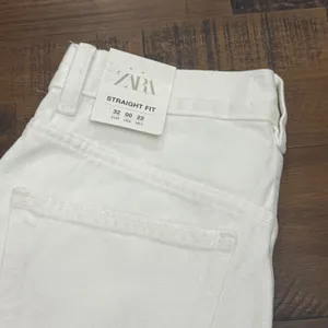 Zara Straight Fit High-Rise Regular Length‎ White Jeans - Women's Size 32 thumbnail 3