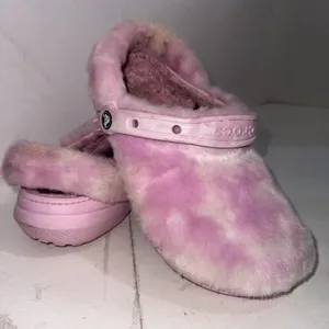 Crocs Classic Fur Sure Slip On Fuzzy Cozy Preppy Pink White Slipper Clogs Size 9 thumbnail 1