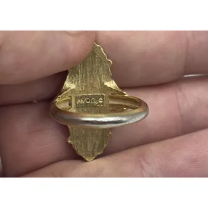 🔥VTG 1976 Avon Kensington Edwardian VIC Revival Goldtone Ring SZ 7 READ thumbnail 2