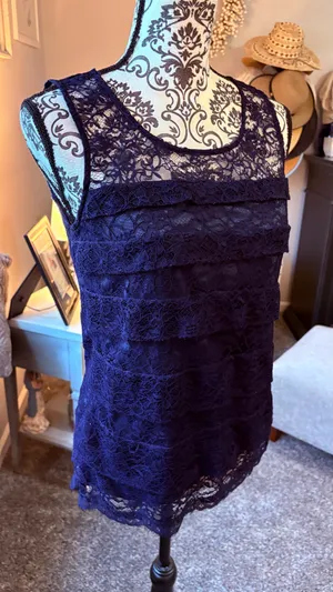 And Taylor size medium, navy blue lace sleeveless top thumbnail 2