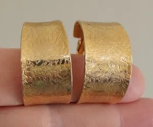 Vintage Gold Tone Textured Wide Clip On Hoop Earrings Floral Pattern Retro Boho‎ thumbnail 1