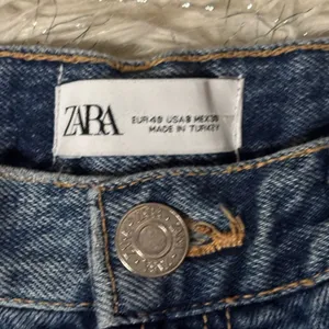 Zara‎ Blue Medium Wash Women’s Wide Leg Raw Hem Jeans Size 8 thumbnail 5