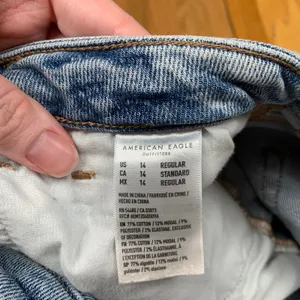 American Eagle Women Mom Jean Light Wash Distressed Ripped Denim Size 14 Regular thumbnail 9