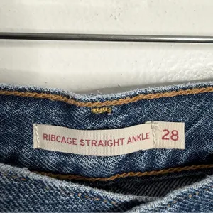 Levis Ribcage Straight Ankle Jean Super High Rise Distressed Blue 28 ×‎ 27 Edgy thumbnail 5