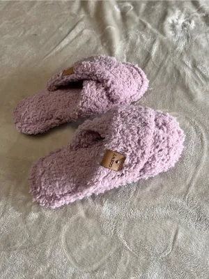 GOEWY Lavender Fuzzy Criss Cross Memory Foam Slippers House Shoes Sz 5-6 NWOT thumbnail 2