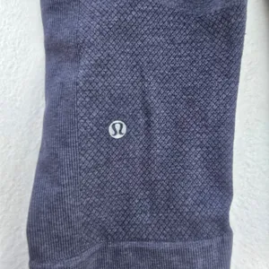Lululemon Seamlessly Street Crop in Cadet Blue size 8‎ thumbnail 5