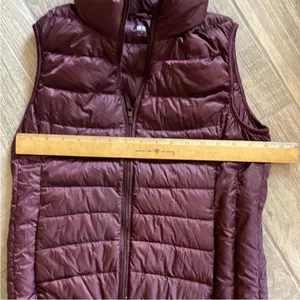 UniQlo Burgundy‎ Vest Size Small thumbnail 3