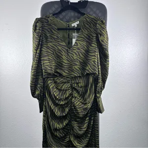 Moon River Green Long Sleeve Gown with‎ V-neck thumbnail 2