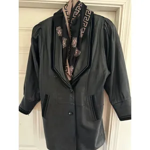 Vintage Leathertown Black Leather Coat Jacket Suede Inlay V-Back Size 38 S/M thumbnail 6