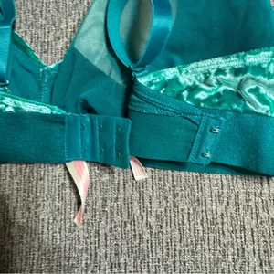 Victoria’s Secret Pink Women’s Green Bra thumbnail 6