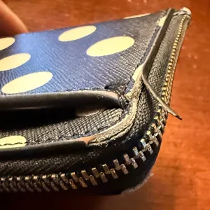 Kate Spade Black and Cream L-zip Dot Card Holder thumbnail 4