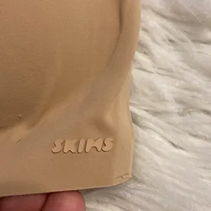 SKIMS Tan Seamless Bra with Molded Cups size M condition good thumbnail 2