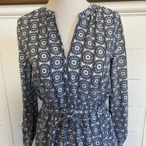 LOFT Outlet Black White‎ Geometric Medallion V-Neck Drawstring Waist Dress XS thumbnail 4