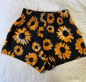 SHEIN Black Sunflower Print High-Waist Shorts thumbnail 1