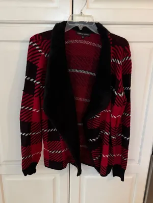 Adrienne‎ Vittadini Womens Red Black Plaid Faux Fur Collar Cardigan Sweater M thumbnail 1