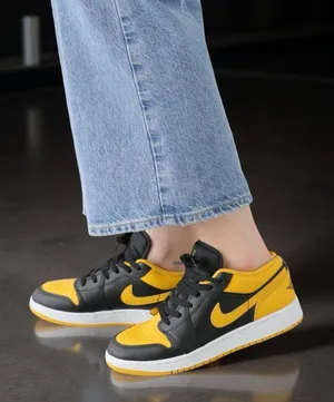 Air Jordan 1 Low SE Big Girls' Shoes thumbnail 1