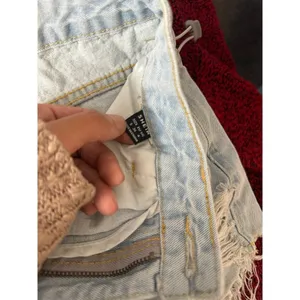 SheIn Women’s Distressed Denim Shorts Size Small Light Wash High Rise Frayed Hem thumbnail 3