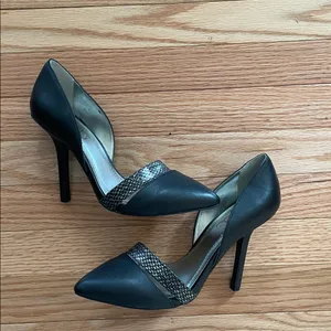 BCBG Paris Point Toe Heels Womens 8.5 Black Slip On D’Orsay Minimalist Old Money thumbnail 3