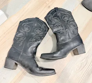 ILV Black Western Cowboy Boots Size 8 Embroidered Pointed Toe Block Heel Boho thumbnail 1