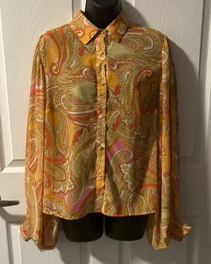 Vici M NWOT Yellow and Orange Paisley Button-Up Shirt thumbnail 1