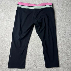 Women's Lululemon 12 Wunder‎ Under Crop Black Reversible Leggings thumbnail 3
