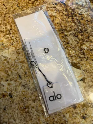 NWT ALO Yoga performance conquer headband - white thumbnail 3