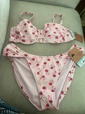 Chic floral bikini set perfect for summer. Features a beautiful pink floral pattern. thumbnail 2
