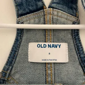 EUC | Old‎ Navy women’s ripped distressed medium wash denim overalls — size 2 thumbnail 9