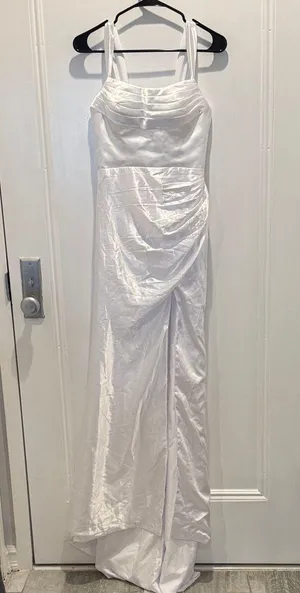 Boutique Elegant White Gown thumbnail 1