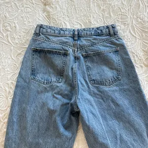 Zara High Rise Wide Leg Medium Wash Raw Hem Jeans Size 6 thumbnail 4