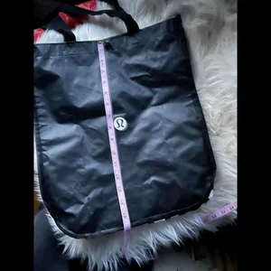 Lululemon Black Tote Bag - Stylish & Durable thumbnail 3